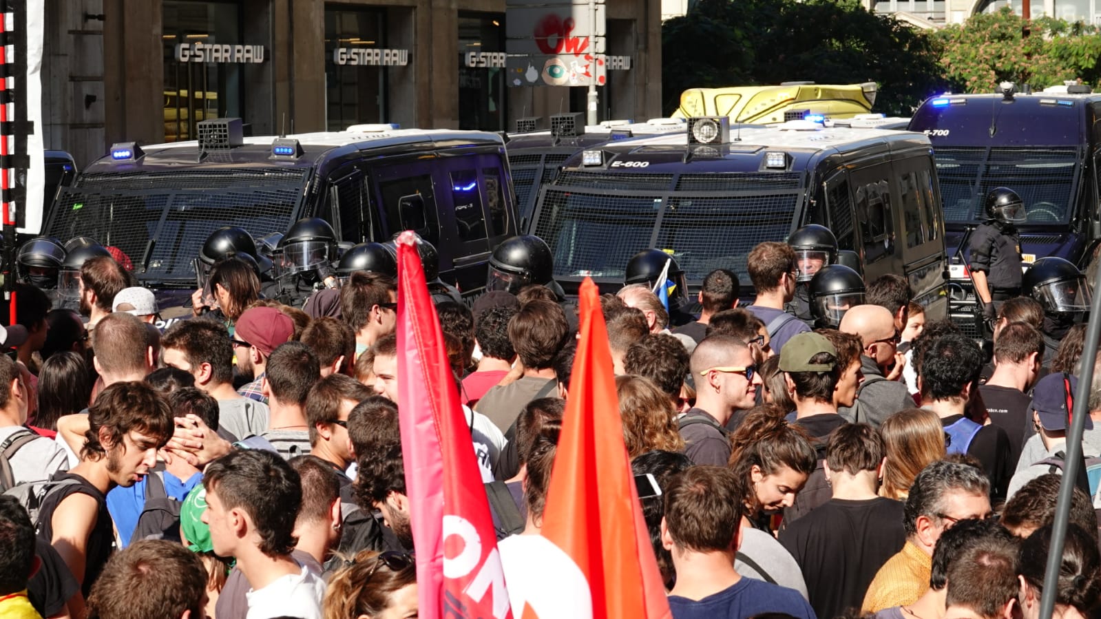 El independentismo planta cara al autohomenaje de la policía española