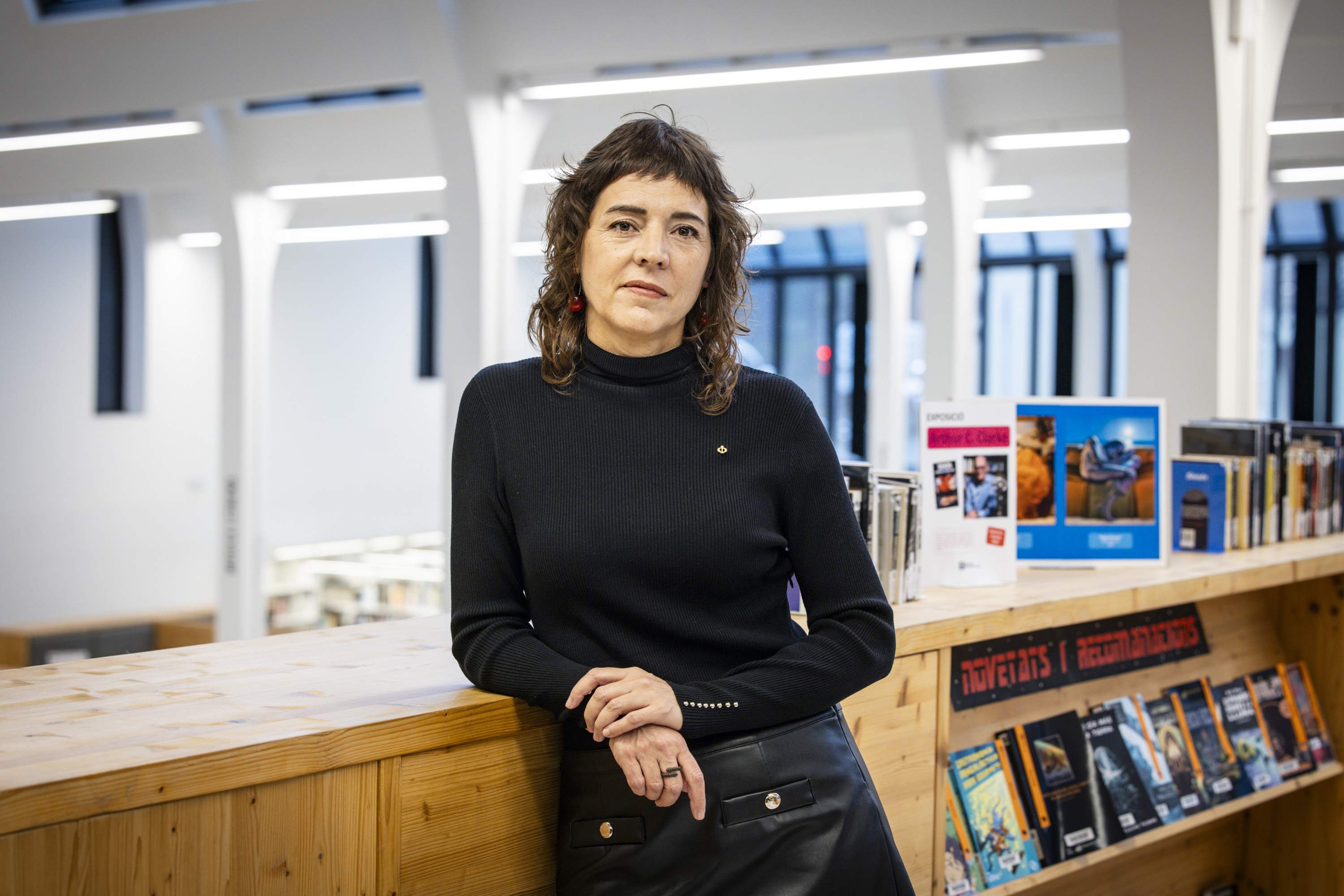 PORTADA VII Premi Proa 2025, guanyadora Núria Cadenes, llibre 'Qui salva una vida' / Foto: Carlos Baglietto PORTADA VII Premi Proa 2025, guanyadora Núria Cadenes, llibre 'Qui salva una vida' / Foto: Carlos Baglietto