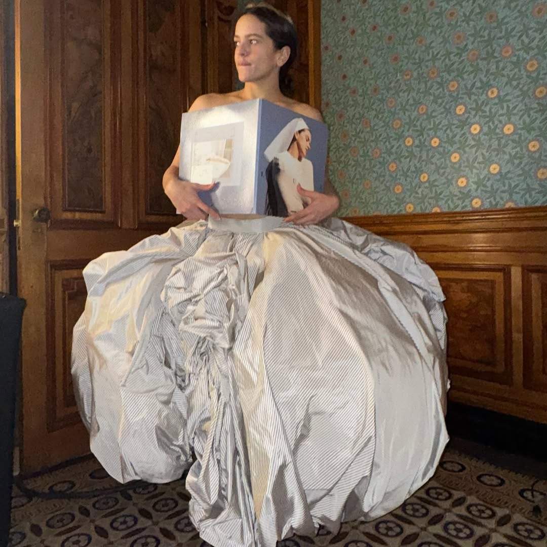 Rosalía amb el seu àlbum a les mans / Instagram Rosalía amb el seu àlbum a les mans / Instagram