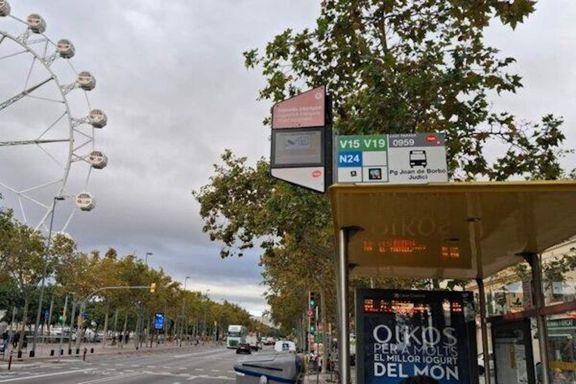 ¿Cómo son las nuevas paradas de autobús con inteligencia artificial que estrena Barcelona?