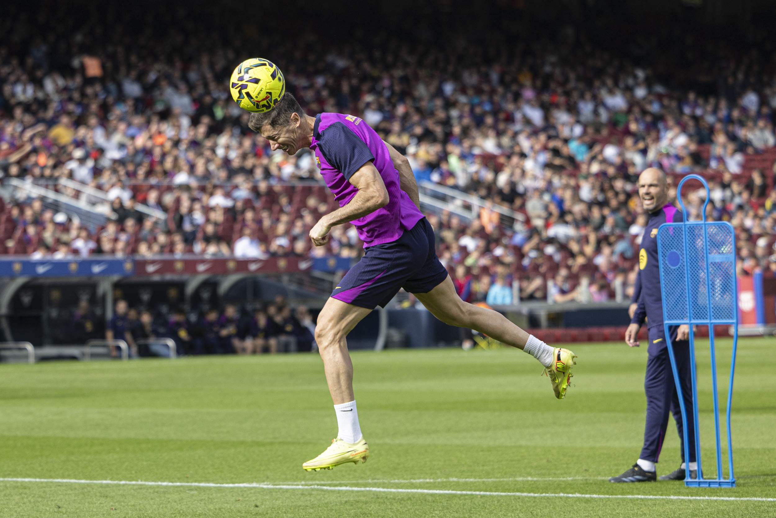 Lewandowski pide seguir un año más en el Barça, que negocia con seis delanteros para sustituirlo