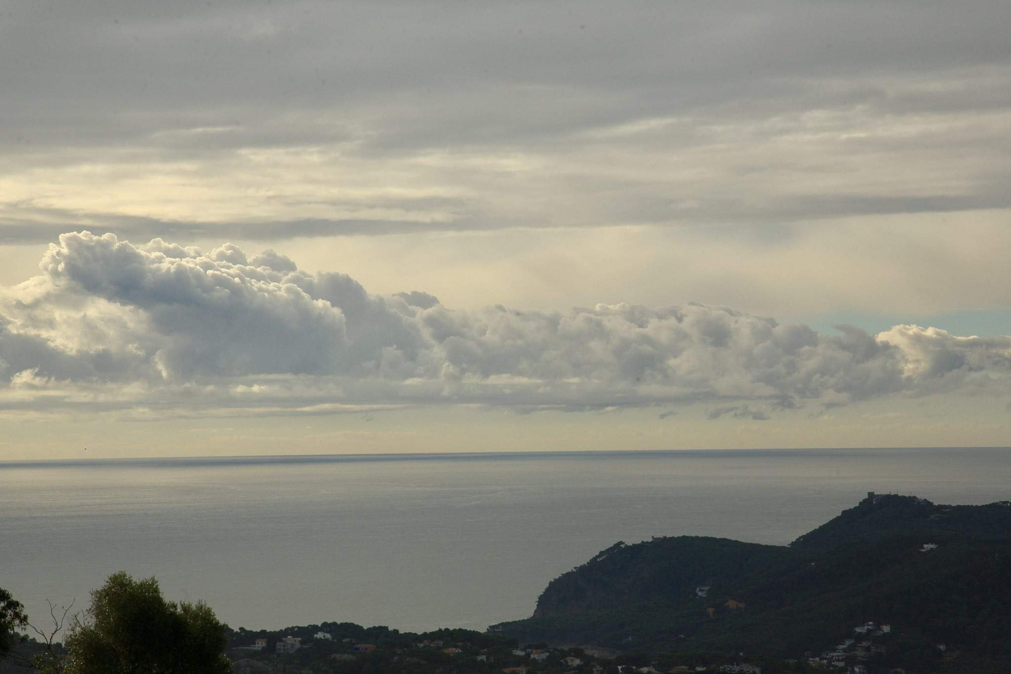 La lluvia no da tregua en Catalunya: un frente frío traerá chubascos matutinos, viento y termómetros a la baja