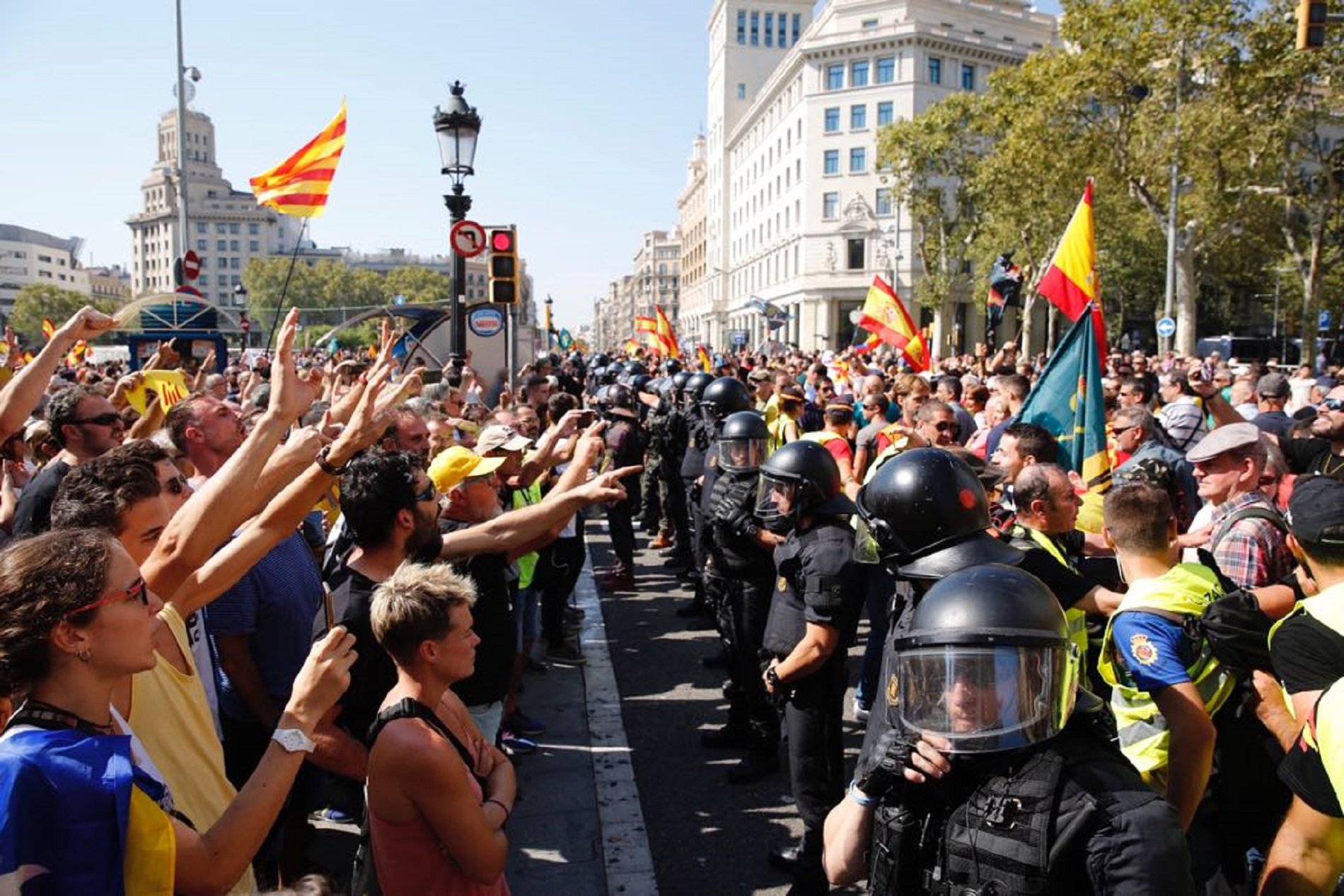 Independence movement holds its ground to unionist provocation in Barcelona