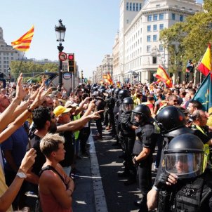 Independence movement holds its ground to unionist provocation in Barcelona