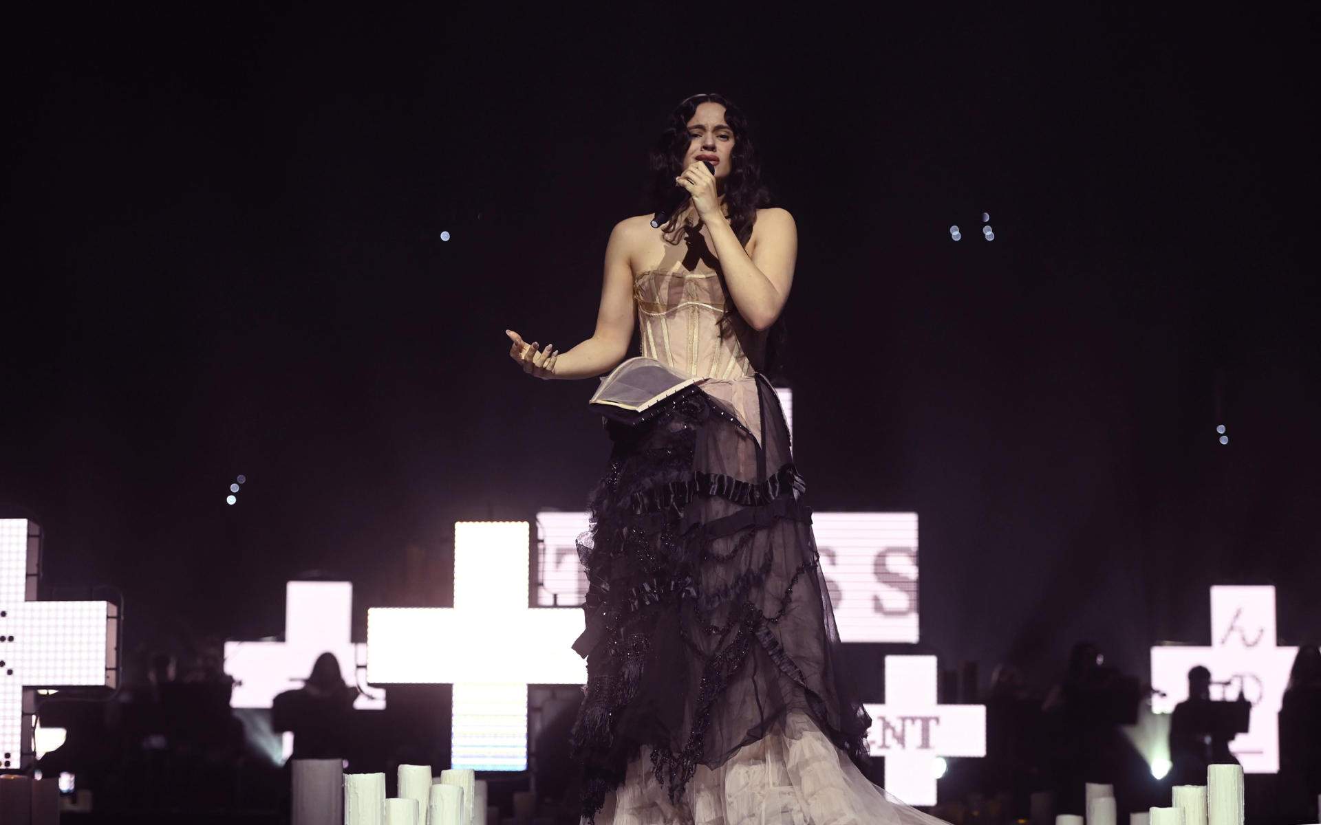 Rosalía presenta per primer cop ‘Lux’ a València amb una espectacular actuació