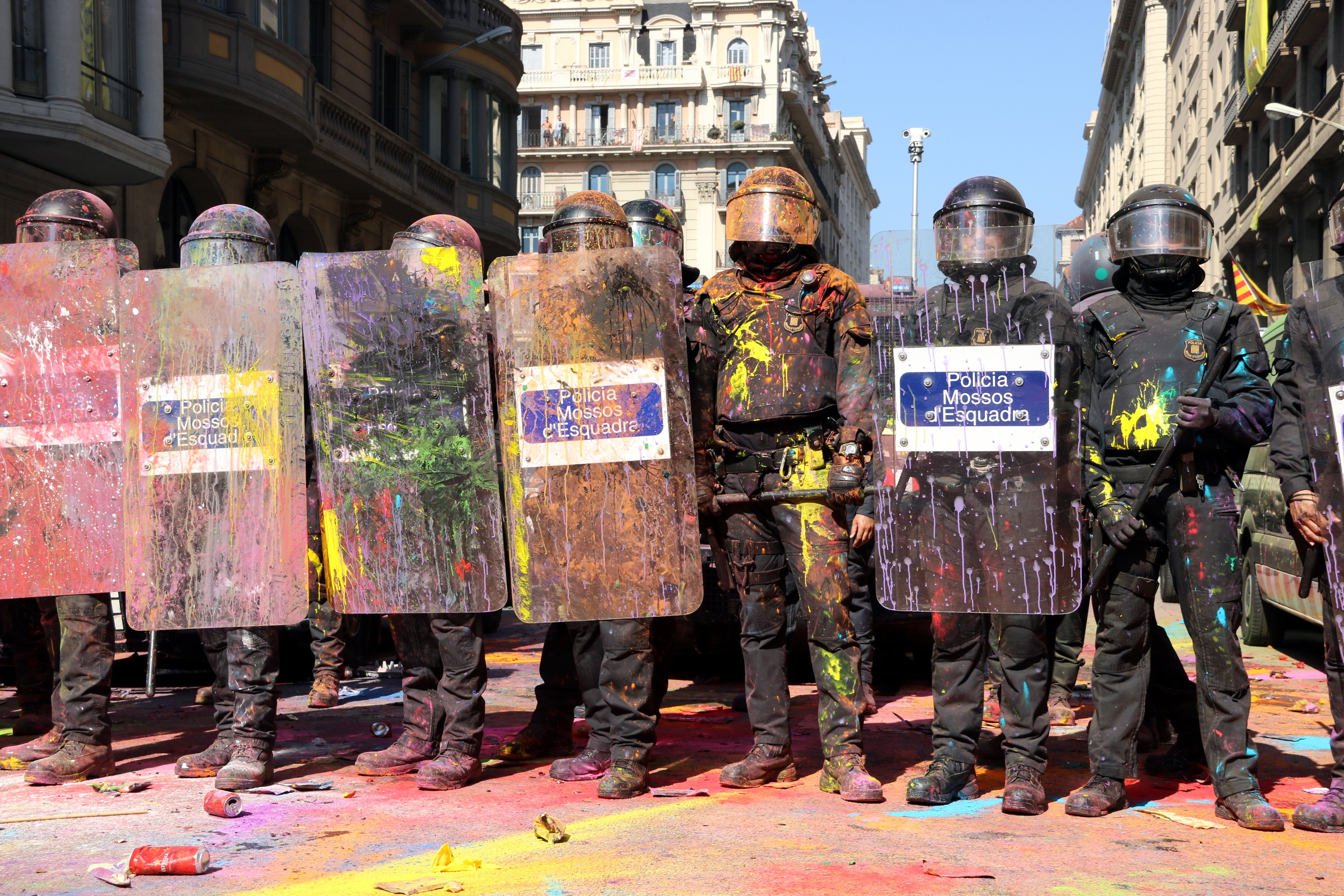 Un grup d'independentistes increpa assistents a la manifestació de la policia espanyola