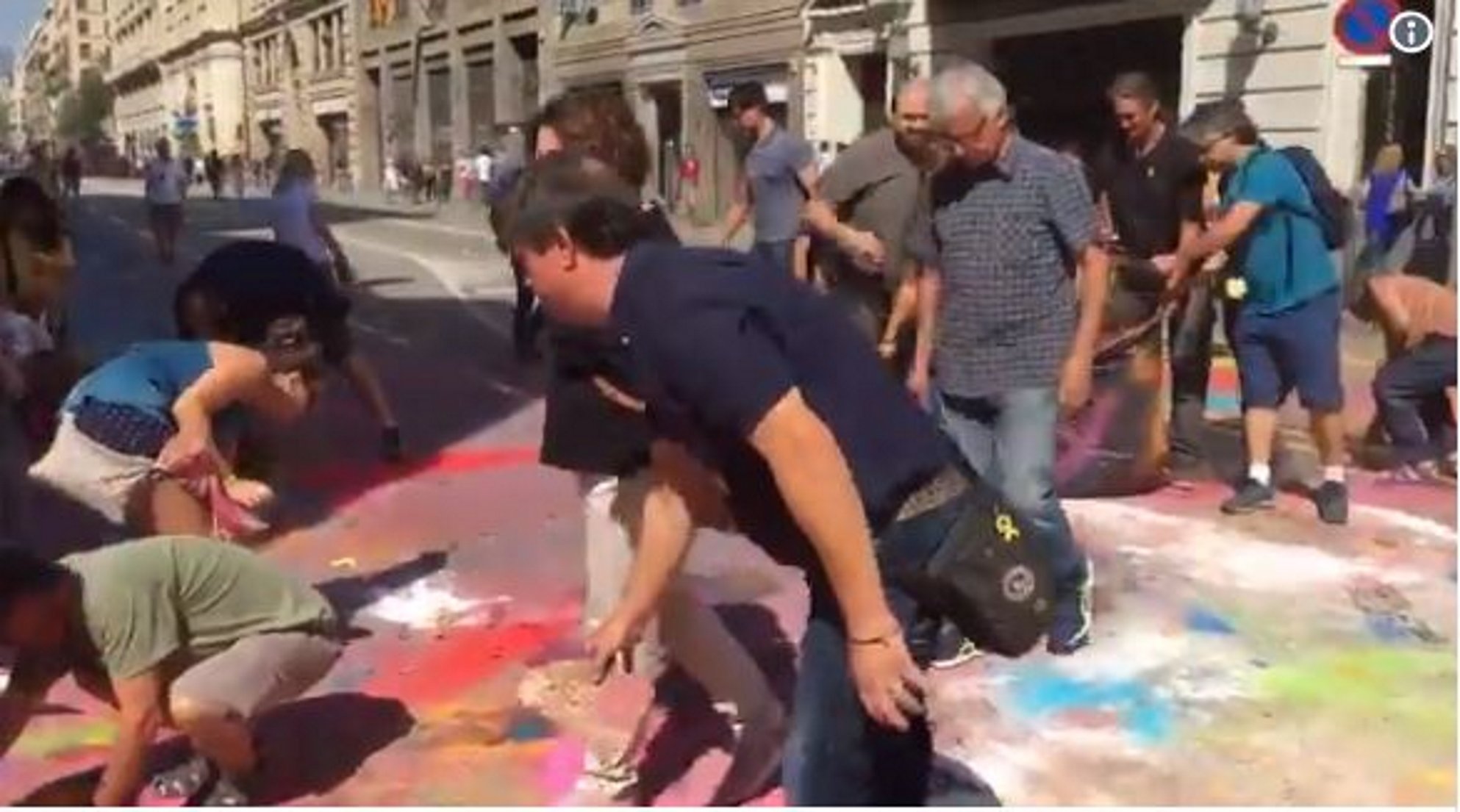 Els independentistes netegen la Via Laietana després de la manifestació