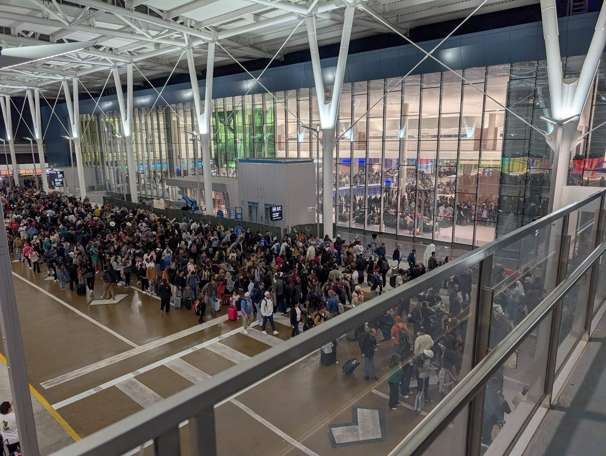 ¿Por qué se están cancelando miles de vuelos en Estados Unidos?