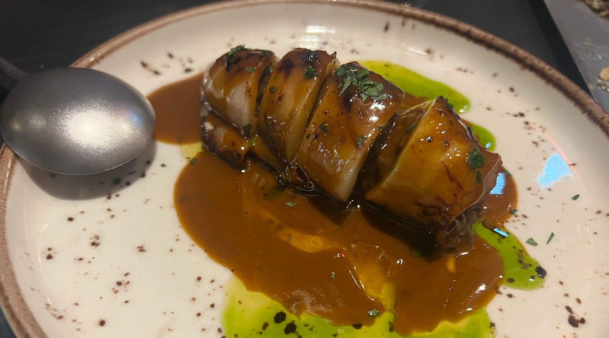 Cocina catalana moderna en un nuevo y pequeño restaurante junto al Paral·lel