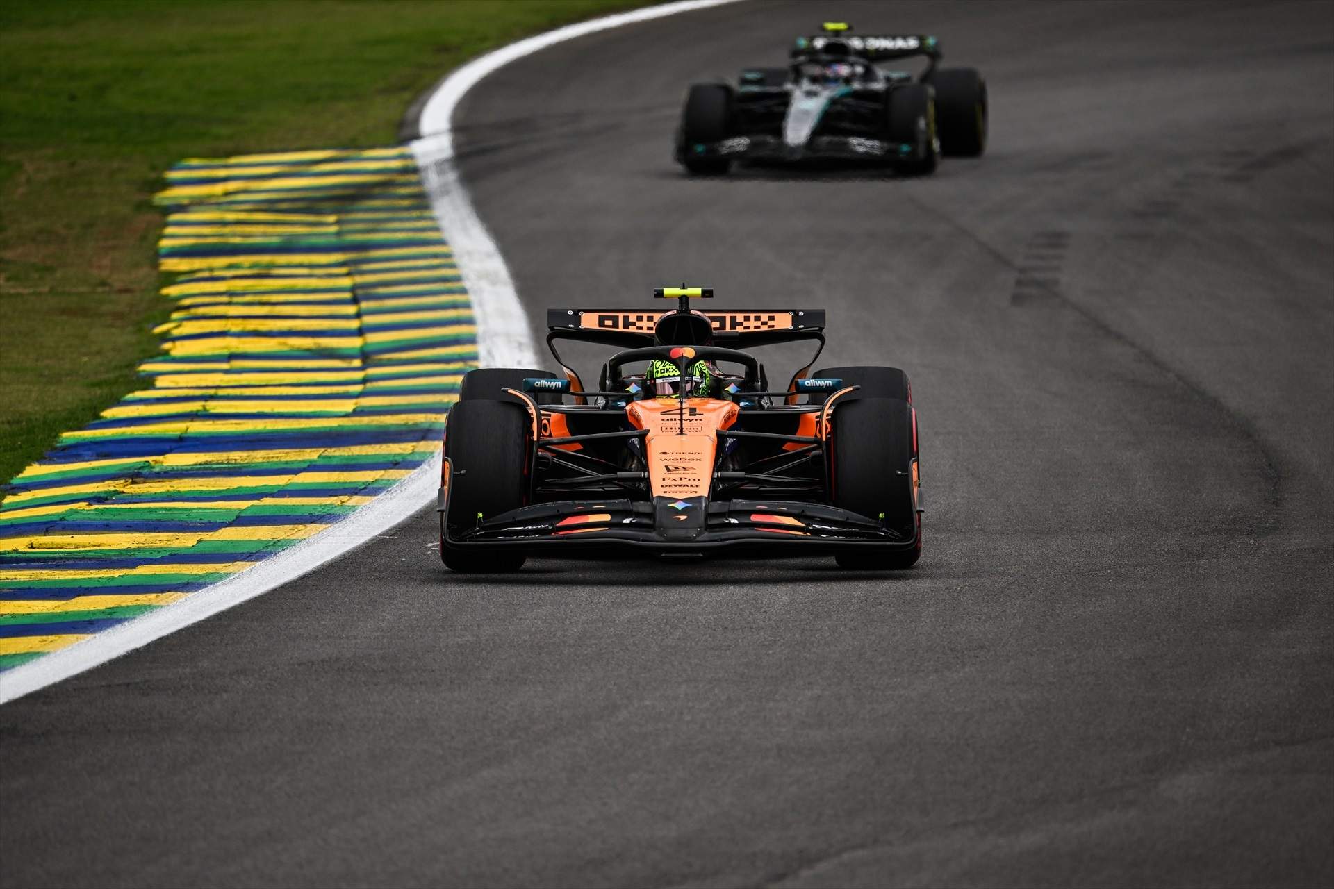 Norris consolida el lideratge en un esprint condicionat per l’accident de Piastri i la solidesa d’Alonso