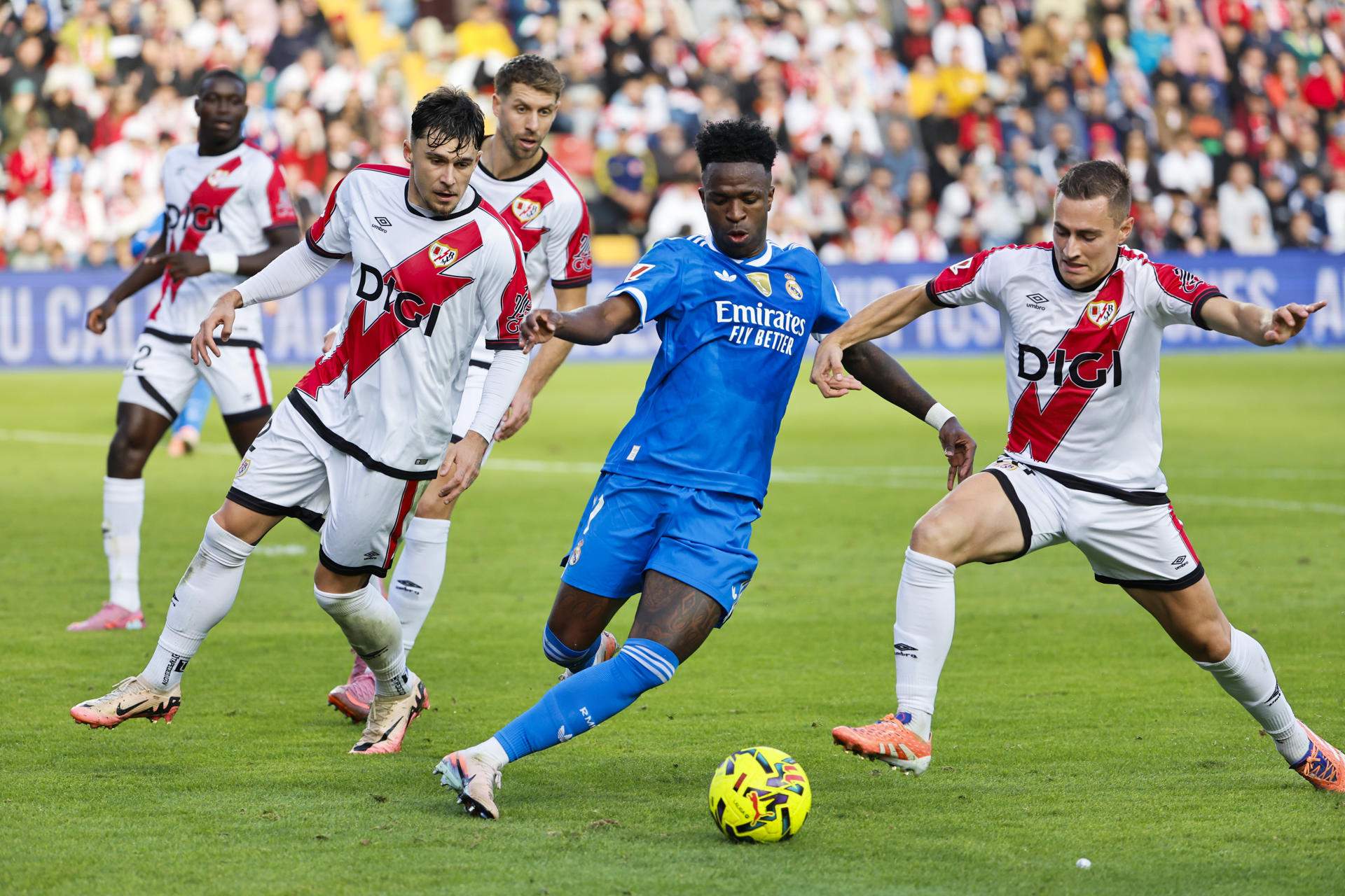 El Real Madrid se atasca contra el Rayo (0-0) y da opciones al Barça para acortar distancias