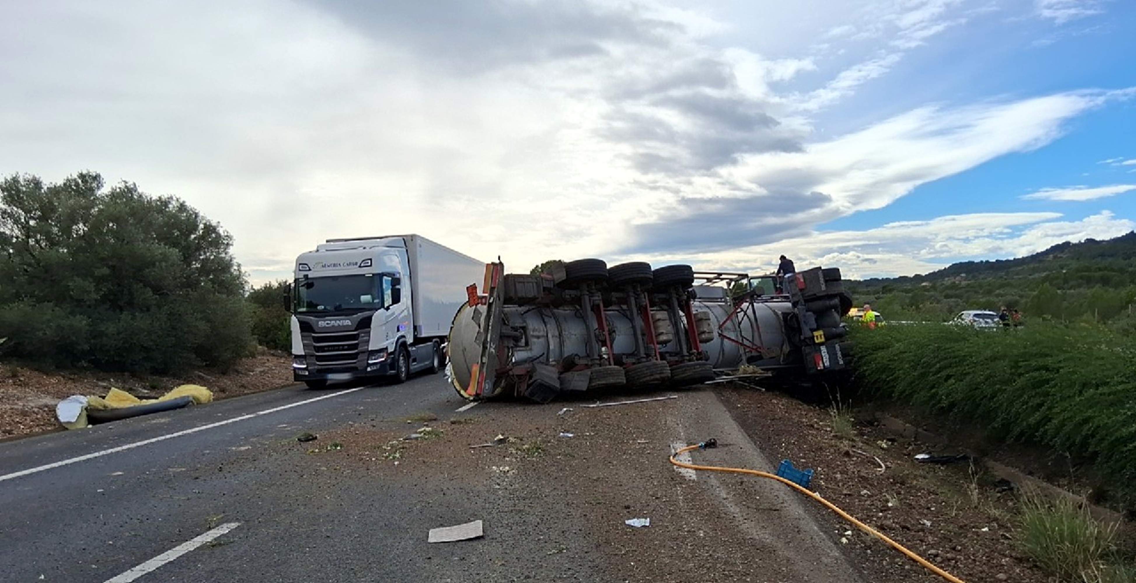 Kilómetros de cola en la AP-7, cortada en l'Ampolla desde ayer al mediodía por un camión volcado