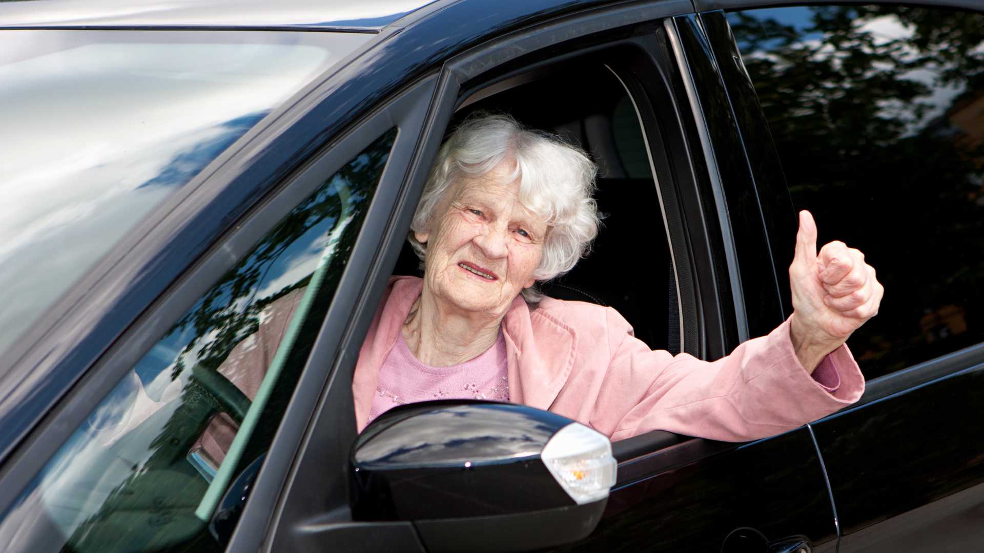 És moment de deixar de conduir per l'edat? El test de la DGT que identifica els senyals d'alerta