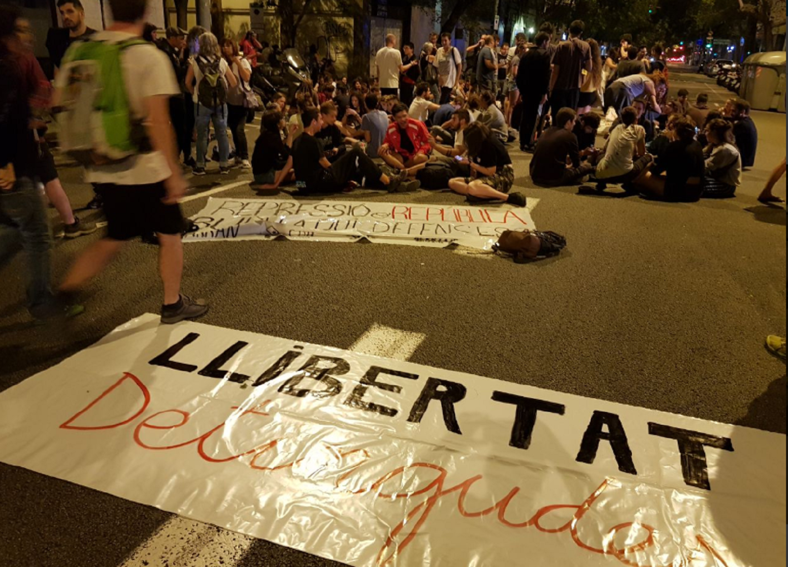 Concentración ante la comisaría de Mossos de las Corts por los 6 detenidos