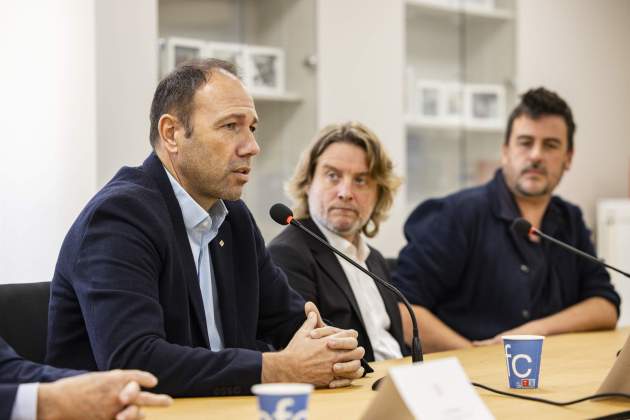 Presentación partido Cataluña vs Palestina 2025 berni conseller esport, escudé regidor / Foto: Carlos Baglietto