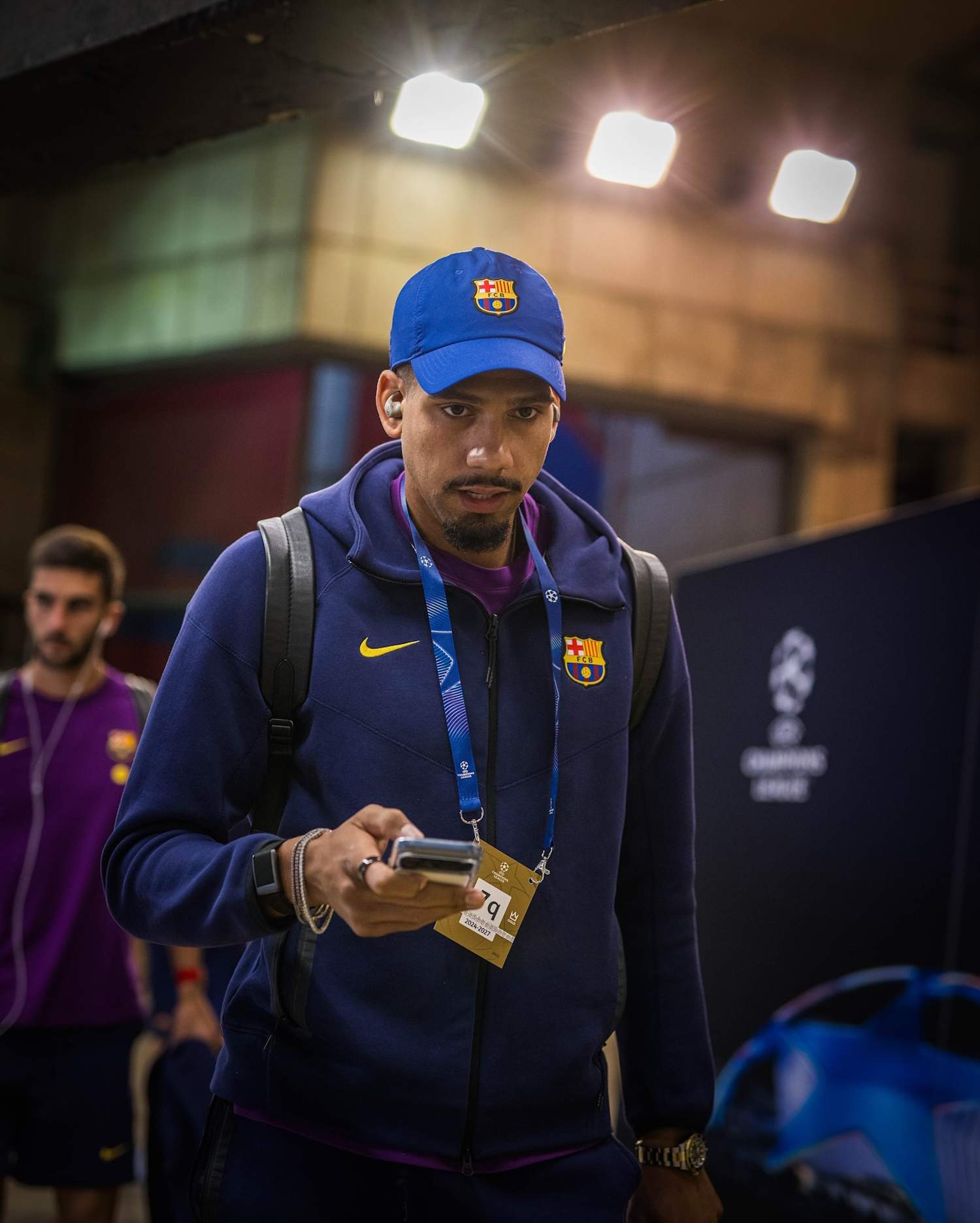 Estupor amb què està fent Araújo en unes imatges del vestidor del Barça publicades per Szczęsny