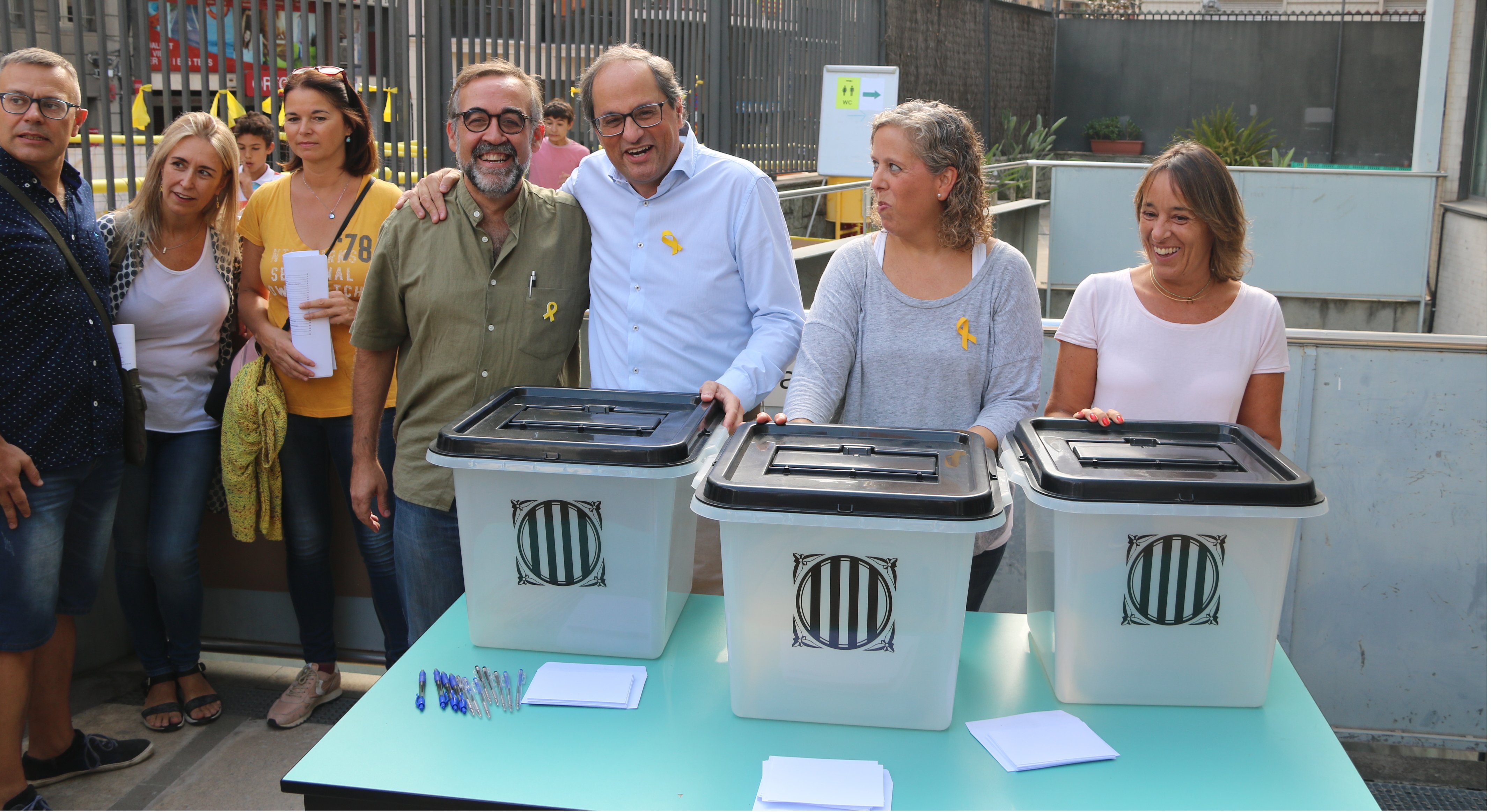 Torra visita el col·legi electoral on va votar l’1-O