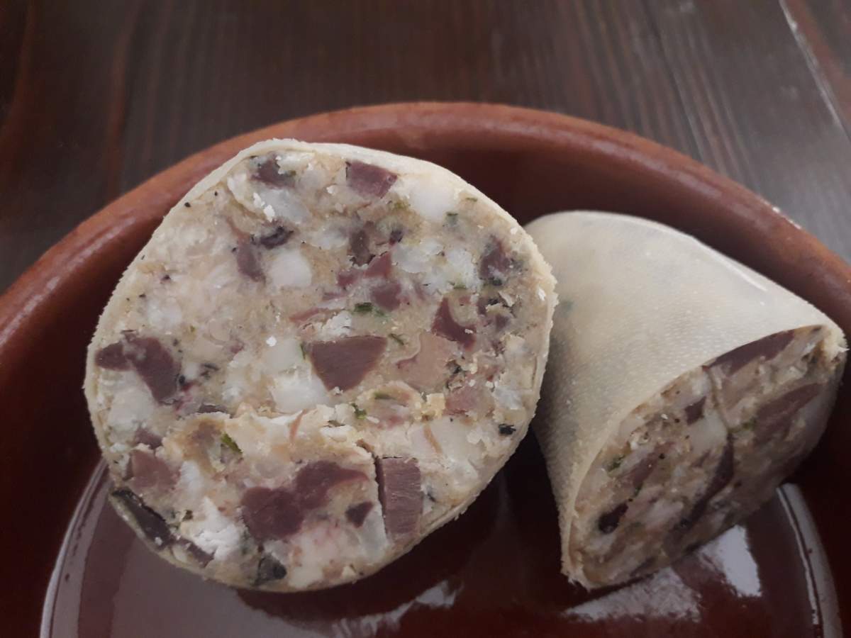 Una abuela descubre su receta de la girella, el embutido catalán más singular