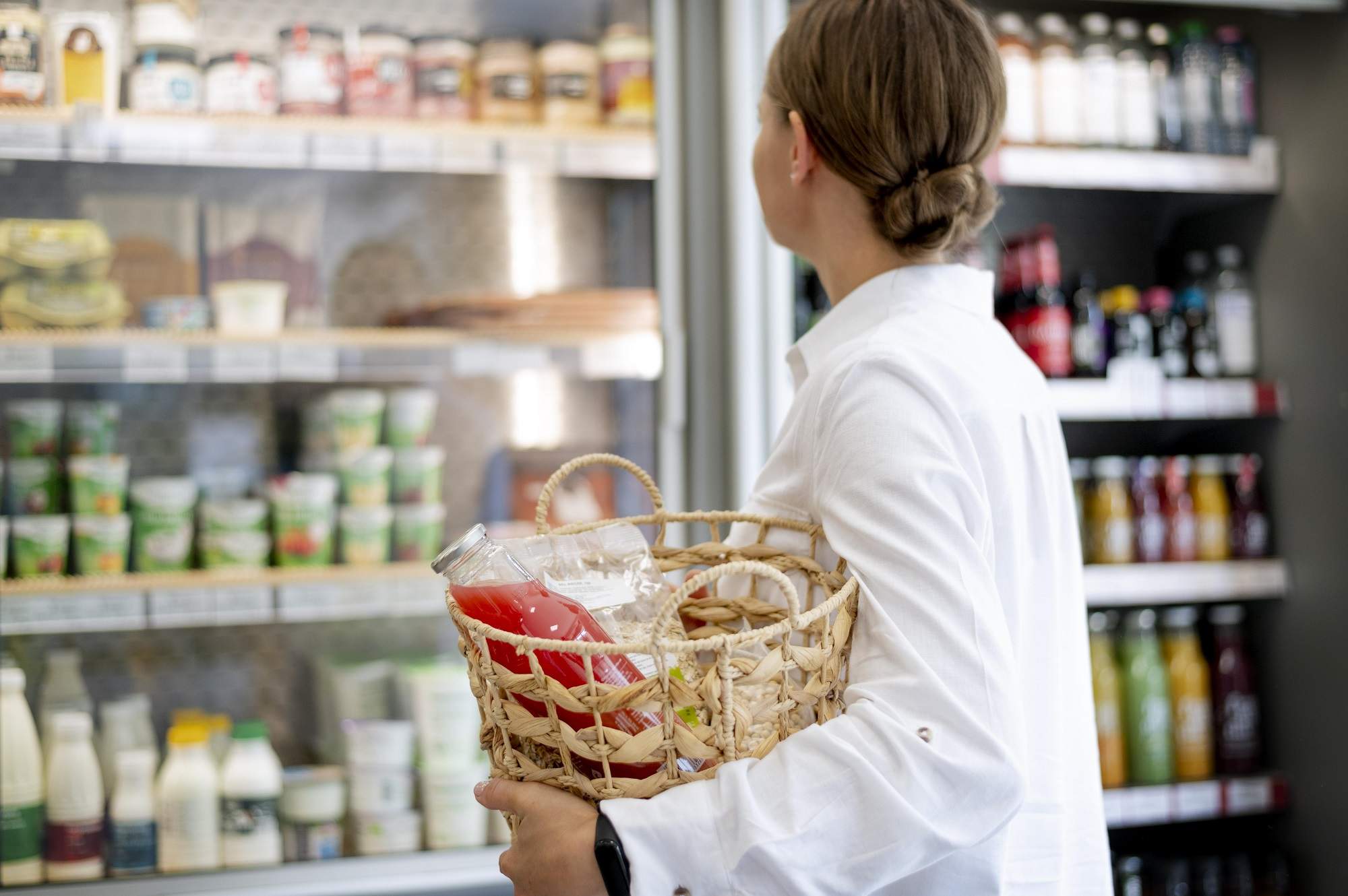 Fer la compra cistell supermercat iogurt 