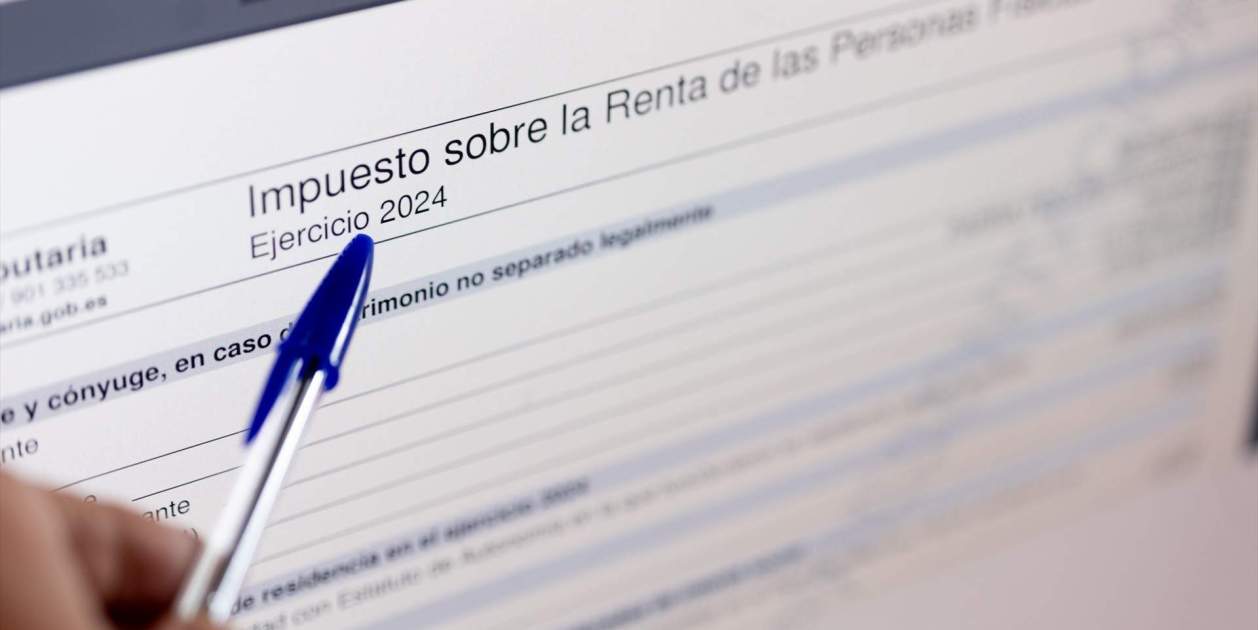 EuropaPress 6622130 persona cumplimenta declaracion renta abril 2024 madrid espana