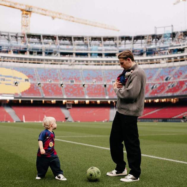 Frenkie de Jong amb els seus dos fills, en Mason i Miles / Instagram