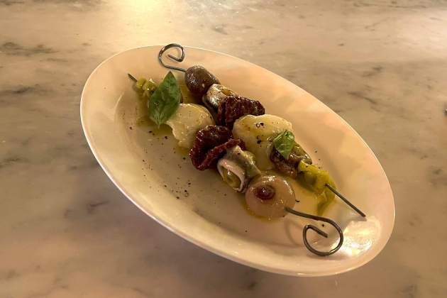 Gilda 'de tres mossegades' del restaurant Lombo. / Foto: Emma Porta