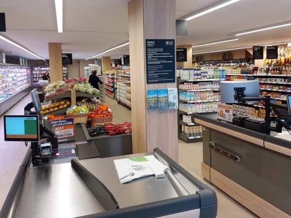 Interior de una tienda de bonÀrea.