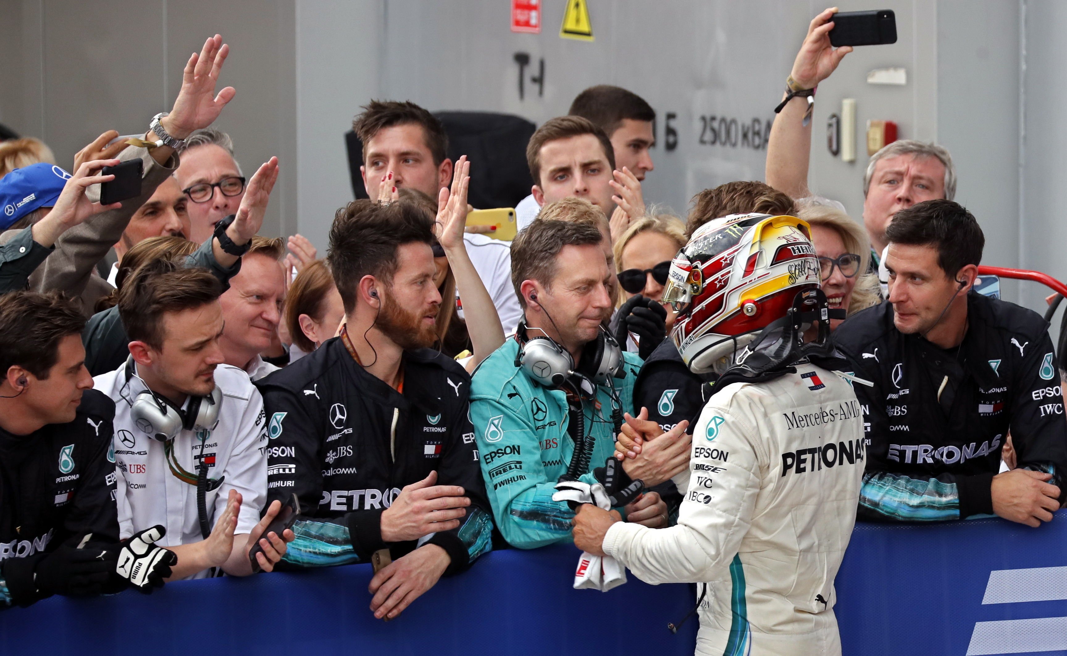 Les ordres de Mercedes serveixen en safata la victòria a Hamilton