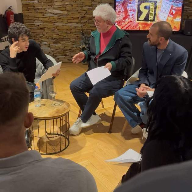 Javier Calvo con Pedro Almodóvar leyendo el guion para el sketch en 'La Revuelta' / Instagram
