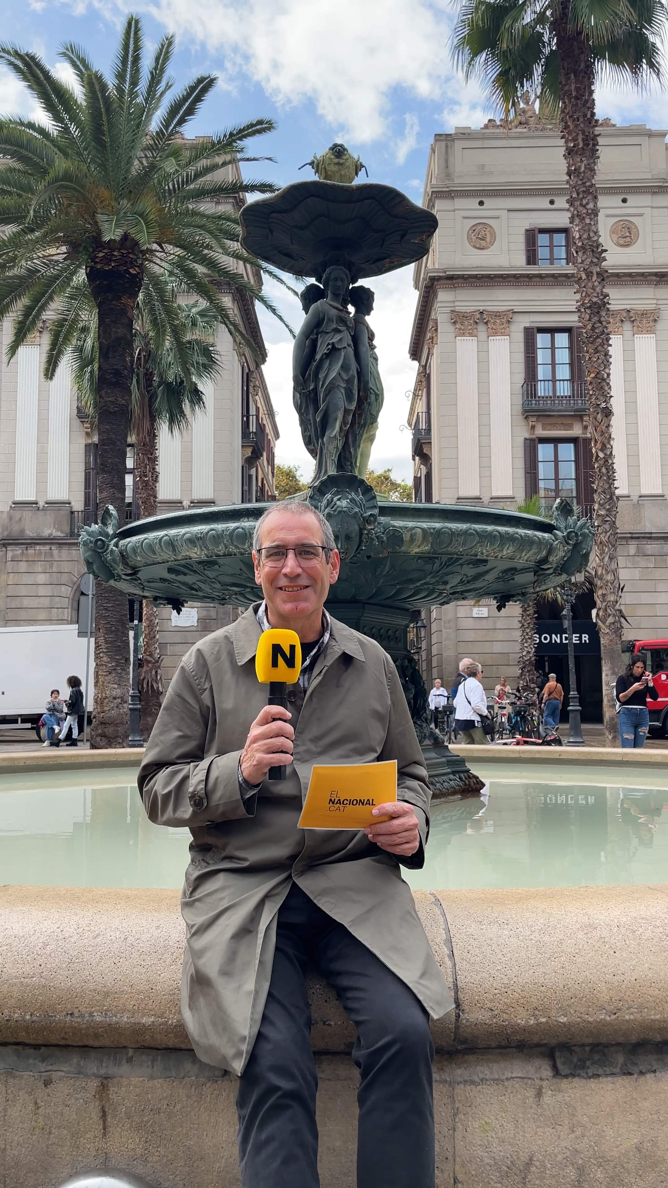 Una estatua de pega, dos farolas de Gaudí y tres curiosidades más de la plaza Reial