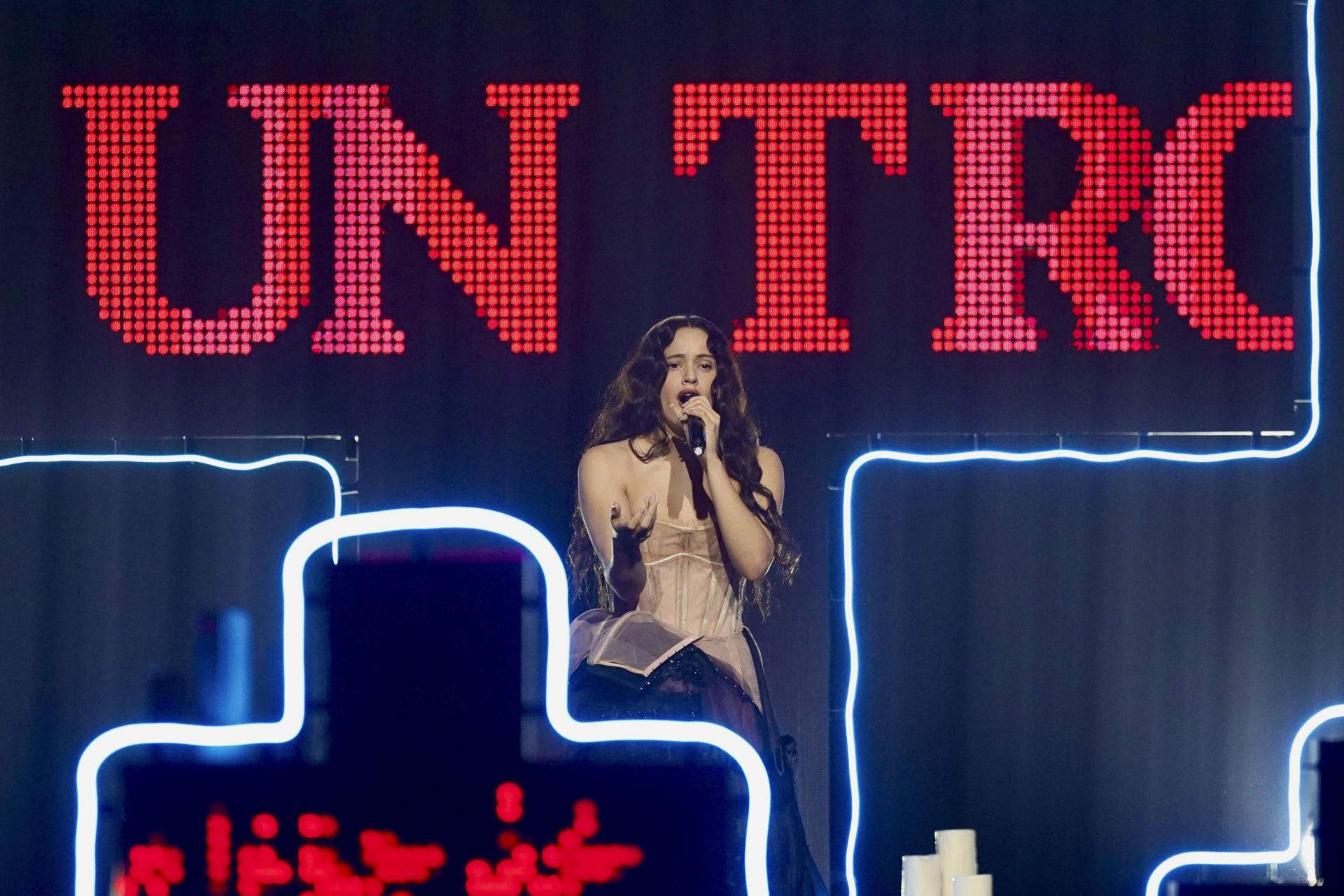 Rosalía y los obispos catalanes: 'Lux' se adentra en la Iglesia