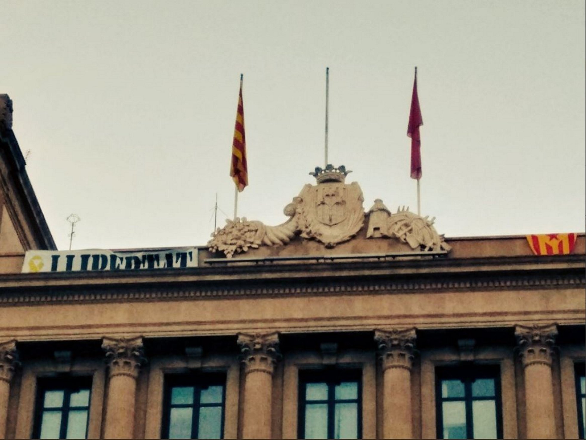 Desapareix la bandera espanyola de l'Ajuntament de Lleida