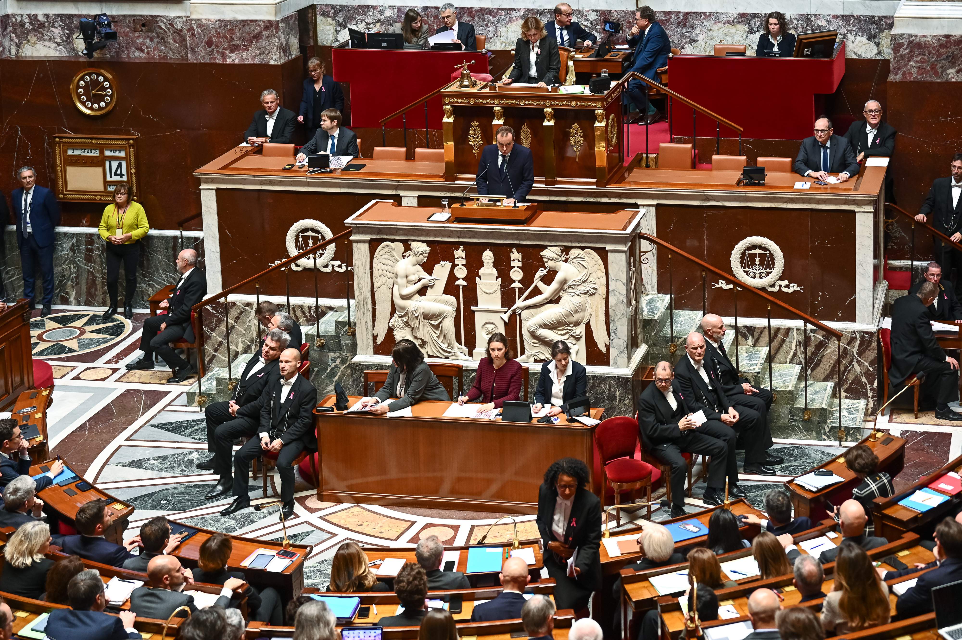 El Parlament francès congela la reforma de les pensions i dona aire al govern de Lecornu