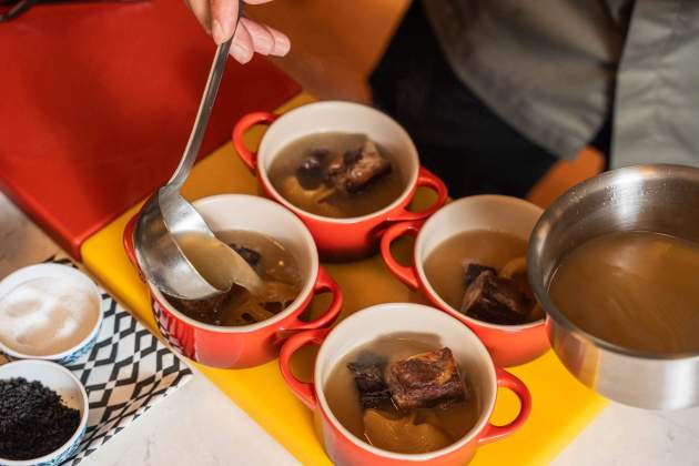 Caldo d'escudella del restaurant Reversible. / Foto: Jordi Domènech Caldo d'escudella del restaurant Reversible. / Foto: Jordi Domènech