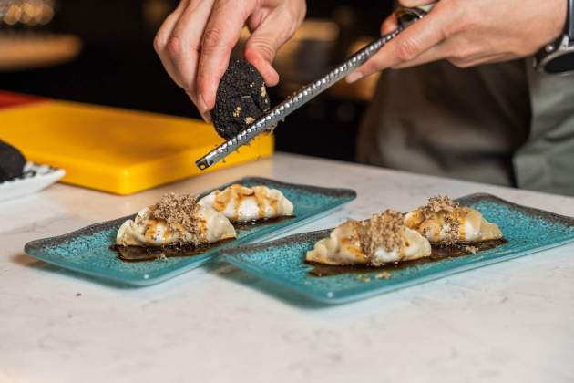 Crestes japoneses farcides de fricandó del restaurant Reversible Foto Jordi Domènech Crestes japoneses farcides de fricandó del restaurant Reversible Foto Jordi Domènech