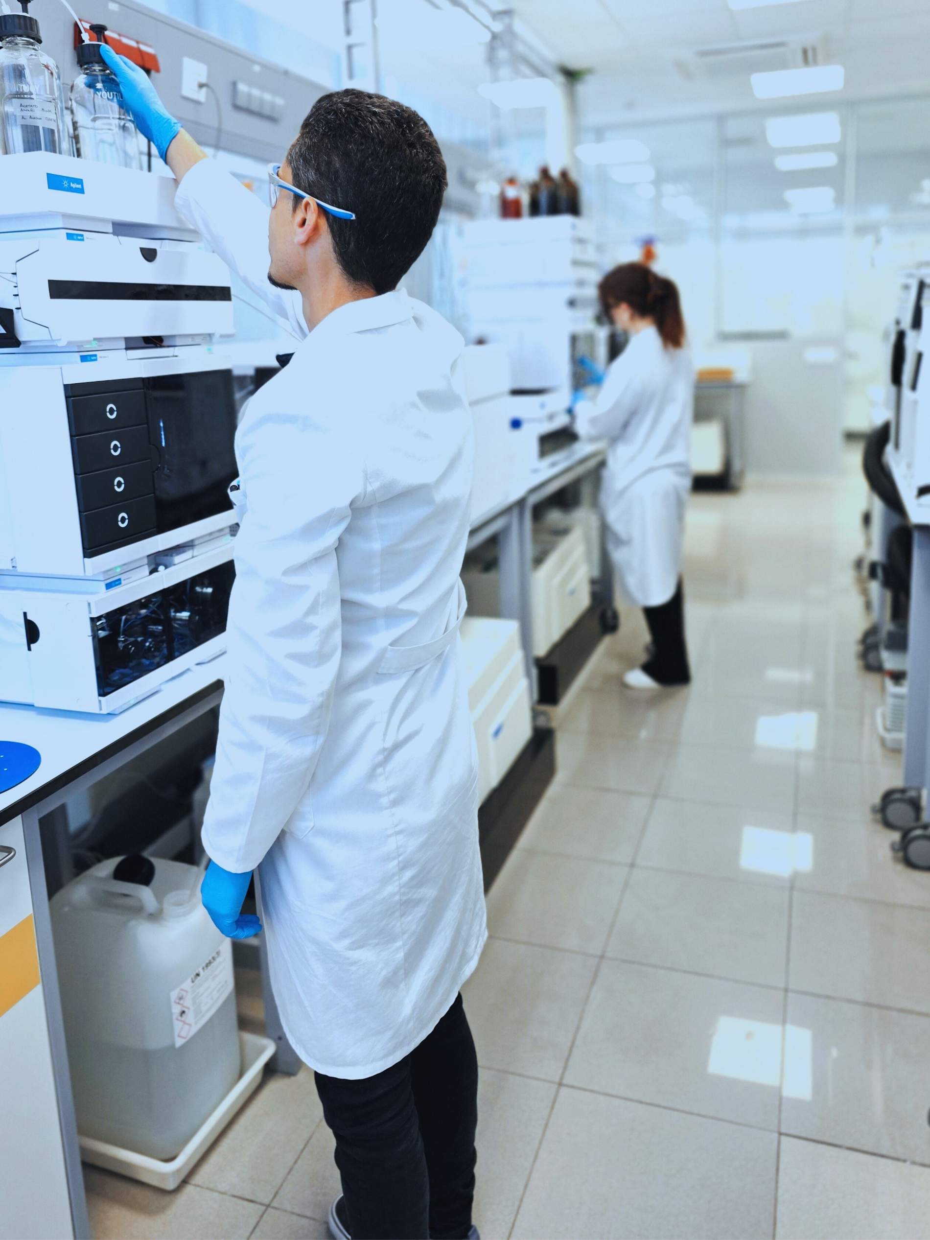 Fotografia de un instante del proceso de monitorización de las aguas residuales en los laboratorios de Veolia Fotografia de un instante del proceso de monitorización de las aguas residuales en los laboratorios de Veolia