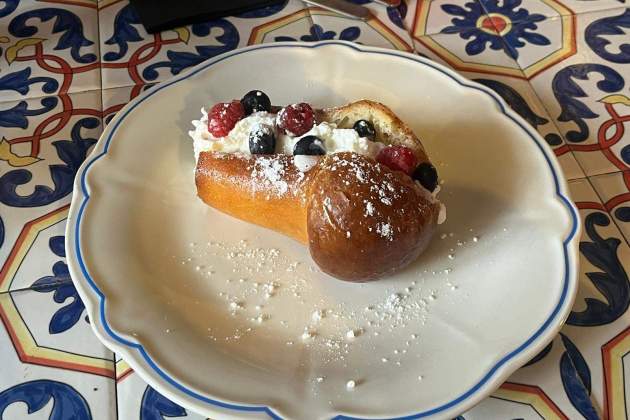 Baba amb nata muntada i fruits vermells del restaurant Numero Diez. / Foto: Emma Porta Baba amb nata muntada i fruits vermells del restaurant Numero Diez. / Foto: Emma Porta