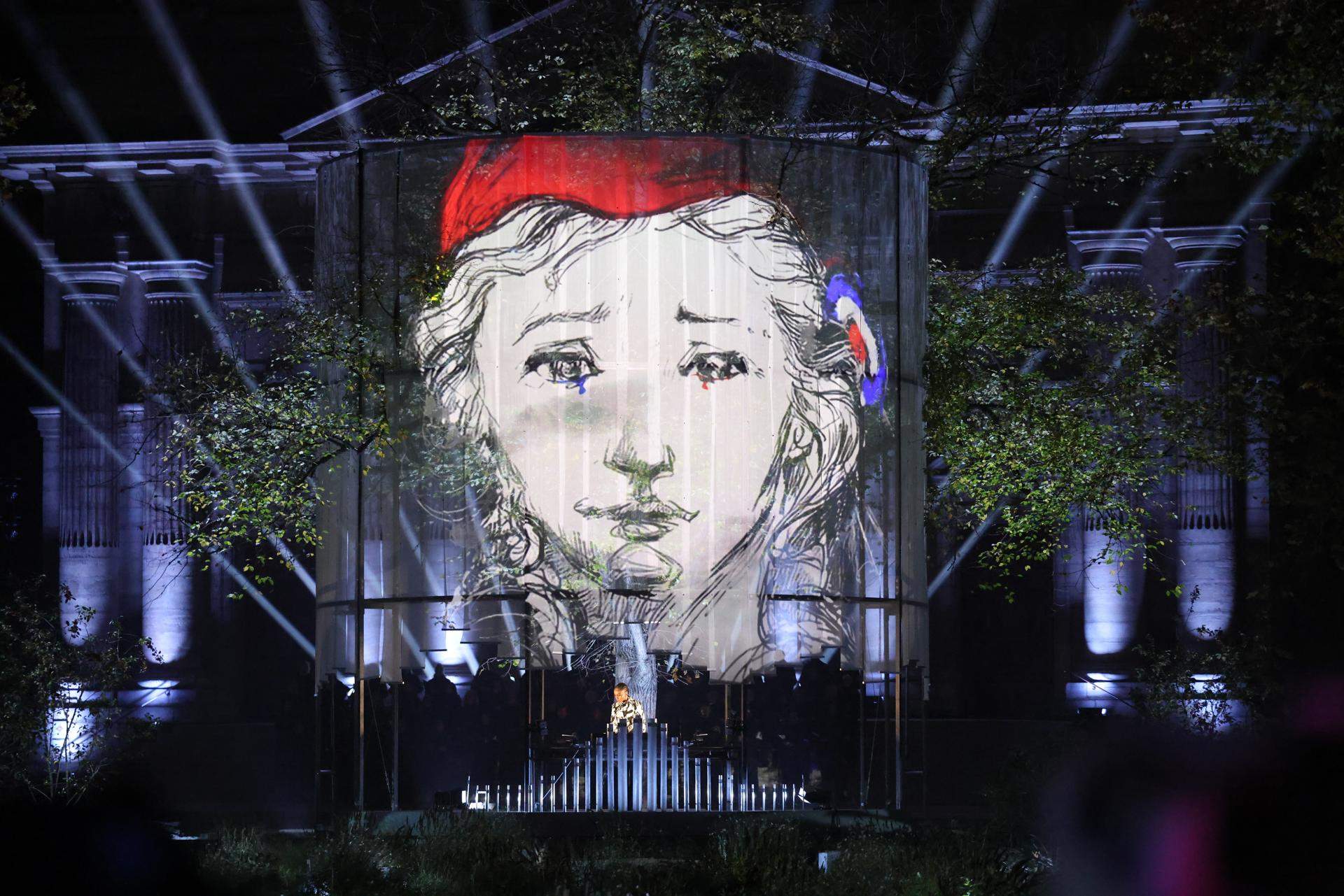 París recorda les víctimes del Bataclan entre el rock d'AC/DC i les campanes de Notre-Dame