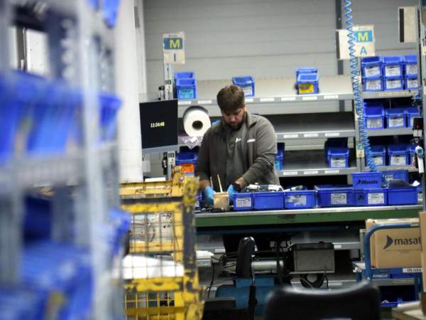 Un empleat de Masats. Foto Nia Escolà / ACN