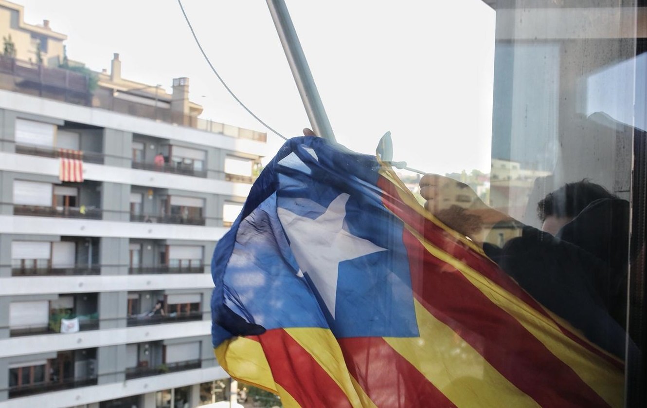 Descuelgan la bandera española de la Delegación de la Generalitat en Girona