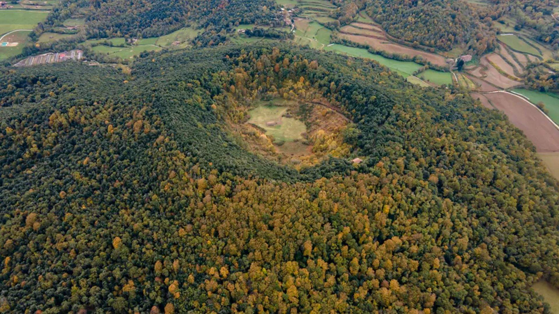 L’ermita sorprenent de la Garrotxa situada just a la boca d’un volcà