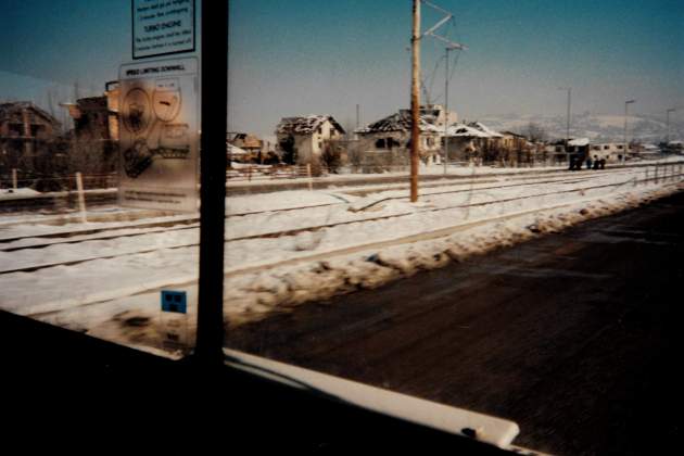 La ‘Sniper Alley’ fotografiada des d'un vehicle de l’OTAN / Viquipèdia La ‘Sniper Alley’ fotografiada des d'un vehicle de l’OTAN / Viquipèdia