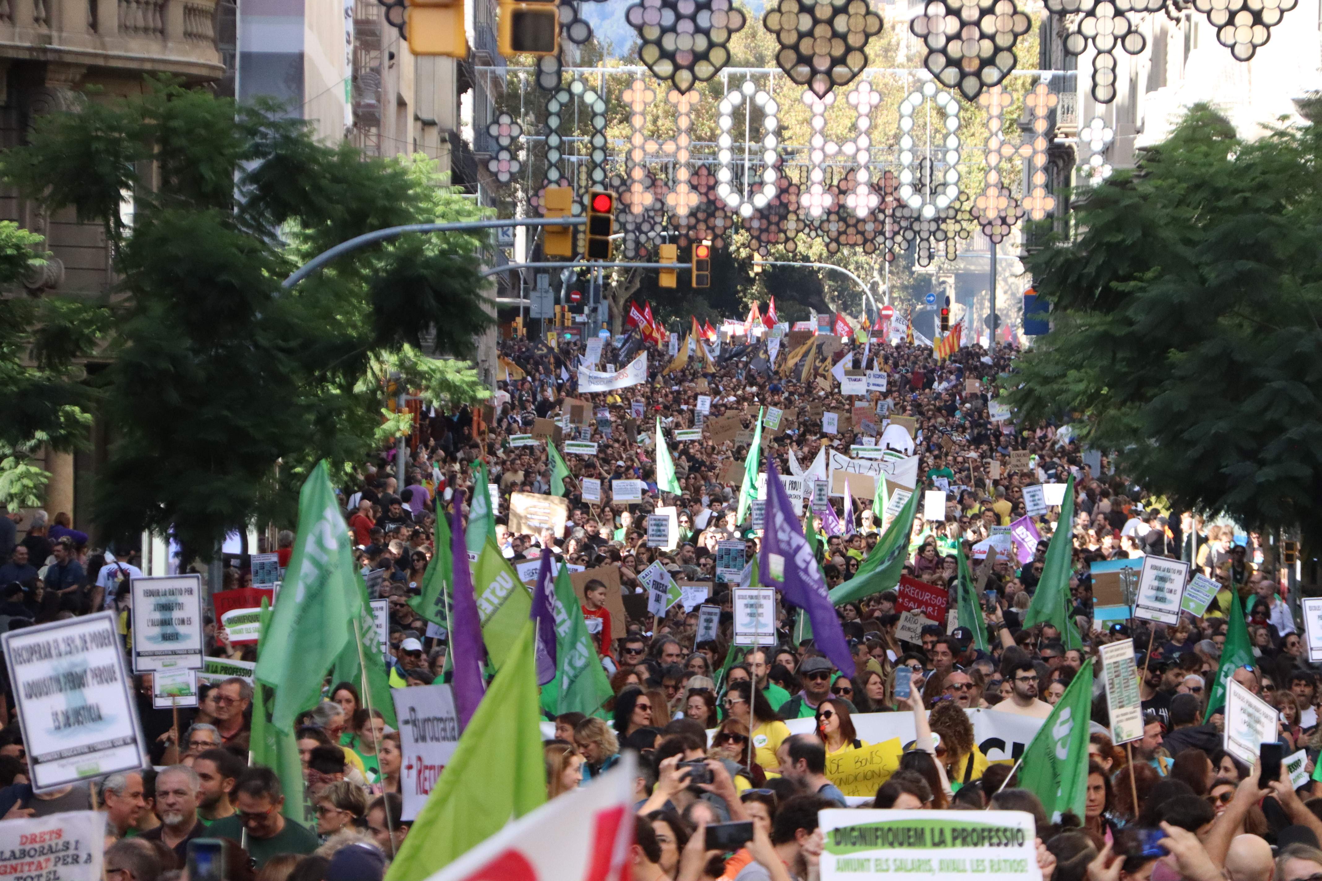 Manifestació massiva de l’ensenyament català: milers de docents diuen prou i amenacen d'anar a la vaga