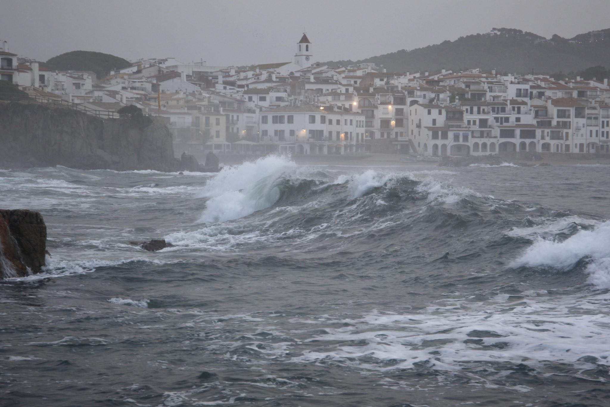 Catalunya bajo la influencia de un frente frío: lluvias  en el interior y chubascos de tarde en el norte