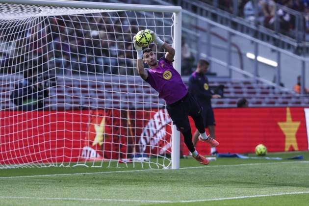 Joan Garcia, durante un entrenamiento en el Spotify Camp Nou / Foto: Europa Press Joan Garcia, durante un entrenamiento en el Spotify Camp Nou / Foto: Europa Press