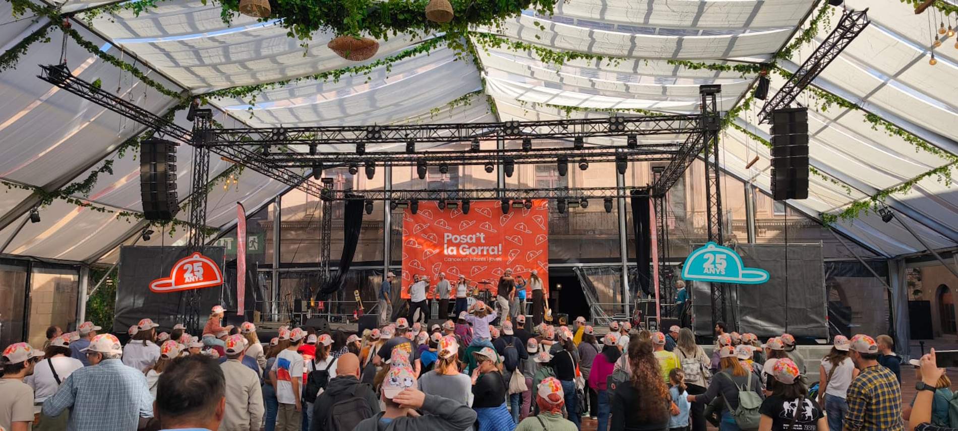 El Poble Espanyol s’omple de gorres i solidaritat per acompanyar els infants i adolescents amb càncer