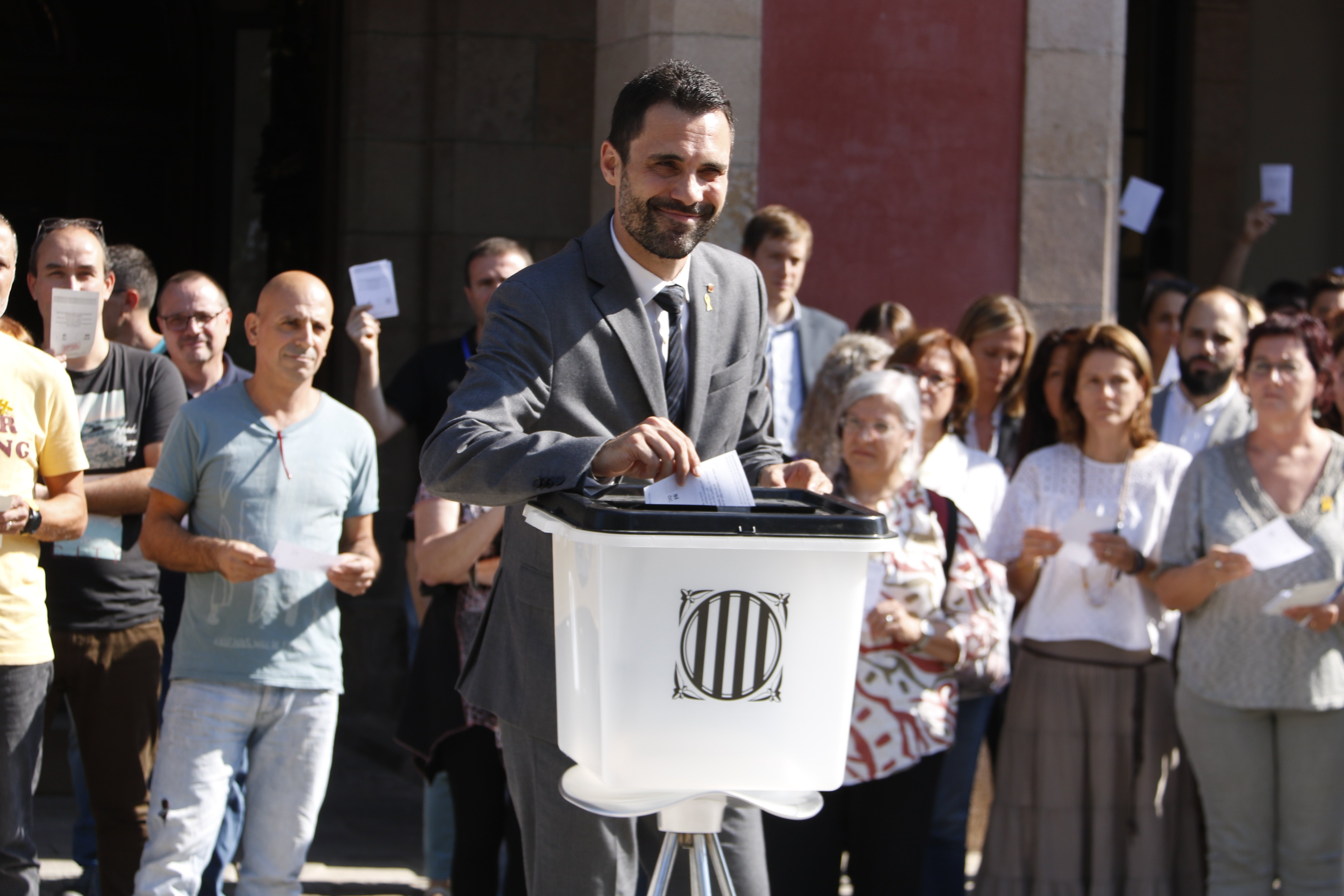 Votación simbólica y cinco minutos de silencio ante el Parlament por el 1-O