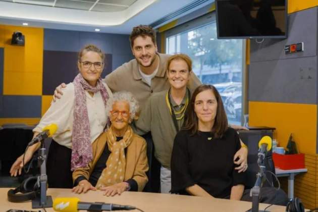 Roser Capdevila y sus hijas, las tres mellizas reales Catalunya Ràdio Roser Capdevila y sus hijas, las tres mellizas reales Catalunya Ràdio