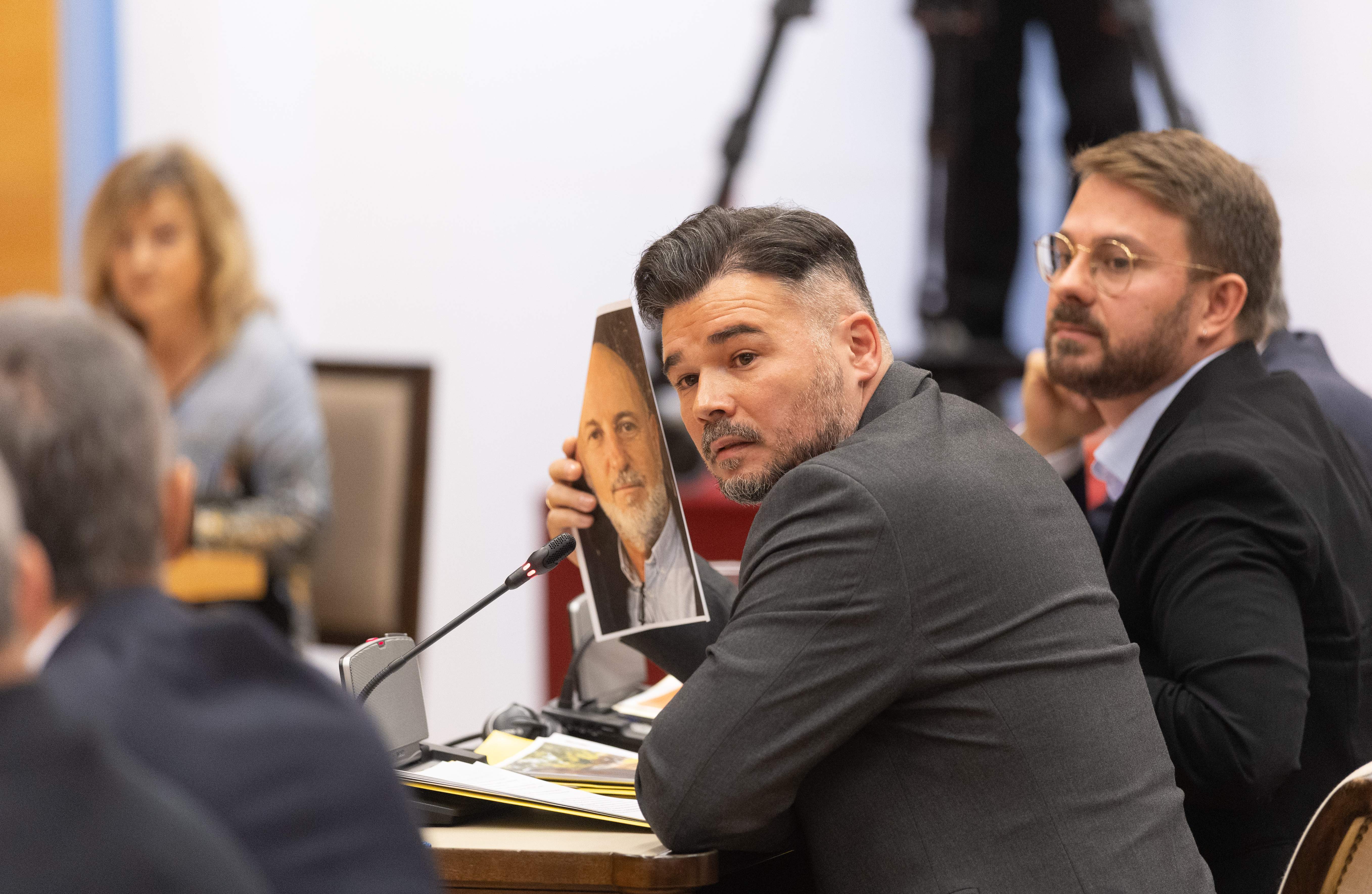 El duro interrogatorio de Rufián a Mazón: “Homicida y psicópata; ojalá acabe en la cárcel”