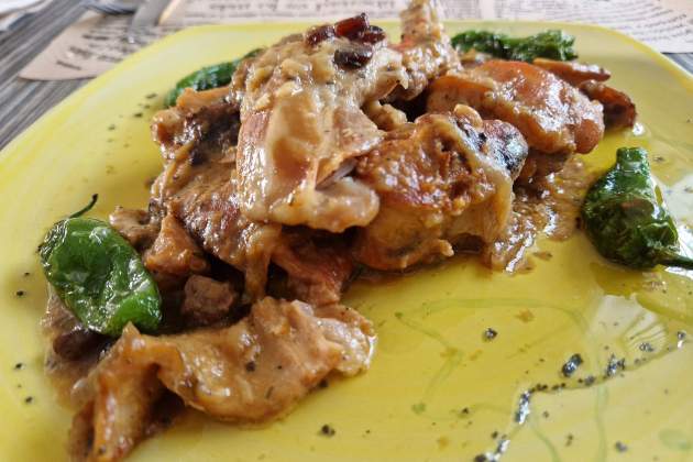 Conill de bosc a la cassola del restaurant El Poli. / Foto: Esmorzarsdeforquilla.cat Conill de bosc a la cassola del restaurant El Poli. / Foto: Esmorzarsdeforquilla.cat